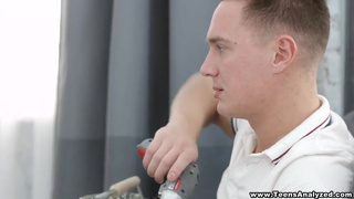 Трахнул русскую малышку в жопу и залил спермой очко