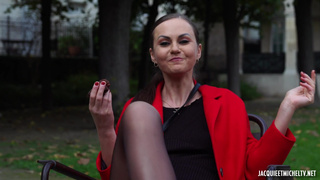 Россиянка в чулках дала негру в попу на диване