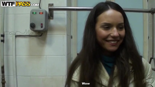 Эрик и Эдик выебли девушку в туалете
