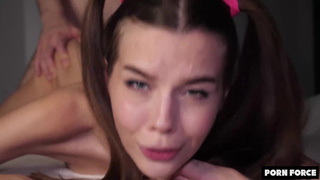 БОЖЕ, У МЕНЯ СЛИШКОМ ТУГАЯ ЗАДНИЦА! Симпатичный 18-летний подросток БОРЕТСЯ во время болезненного анального траха - Alina Foxxx