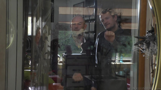 Ебут сочную девушку по очереди в БДСМ
